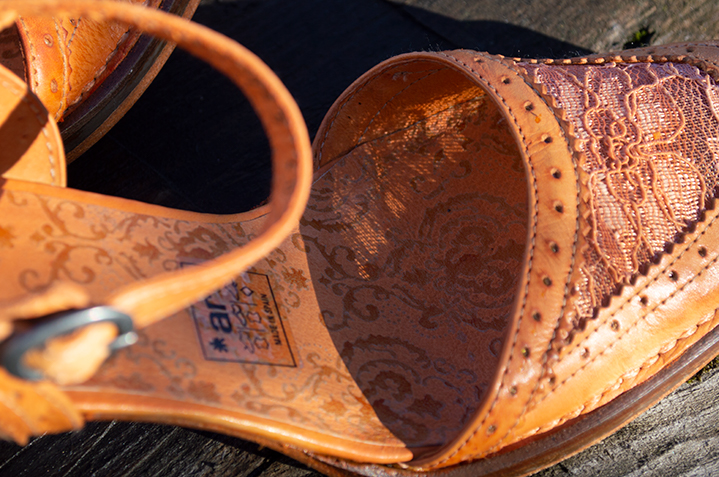 Leather insole.